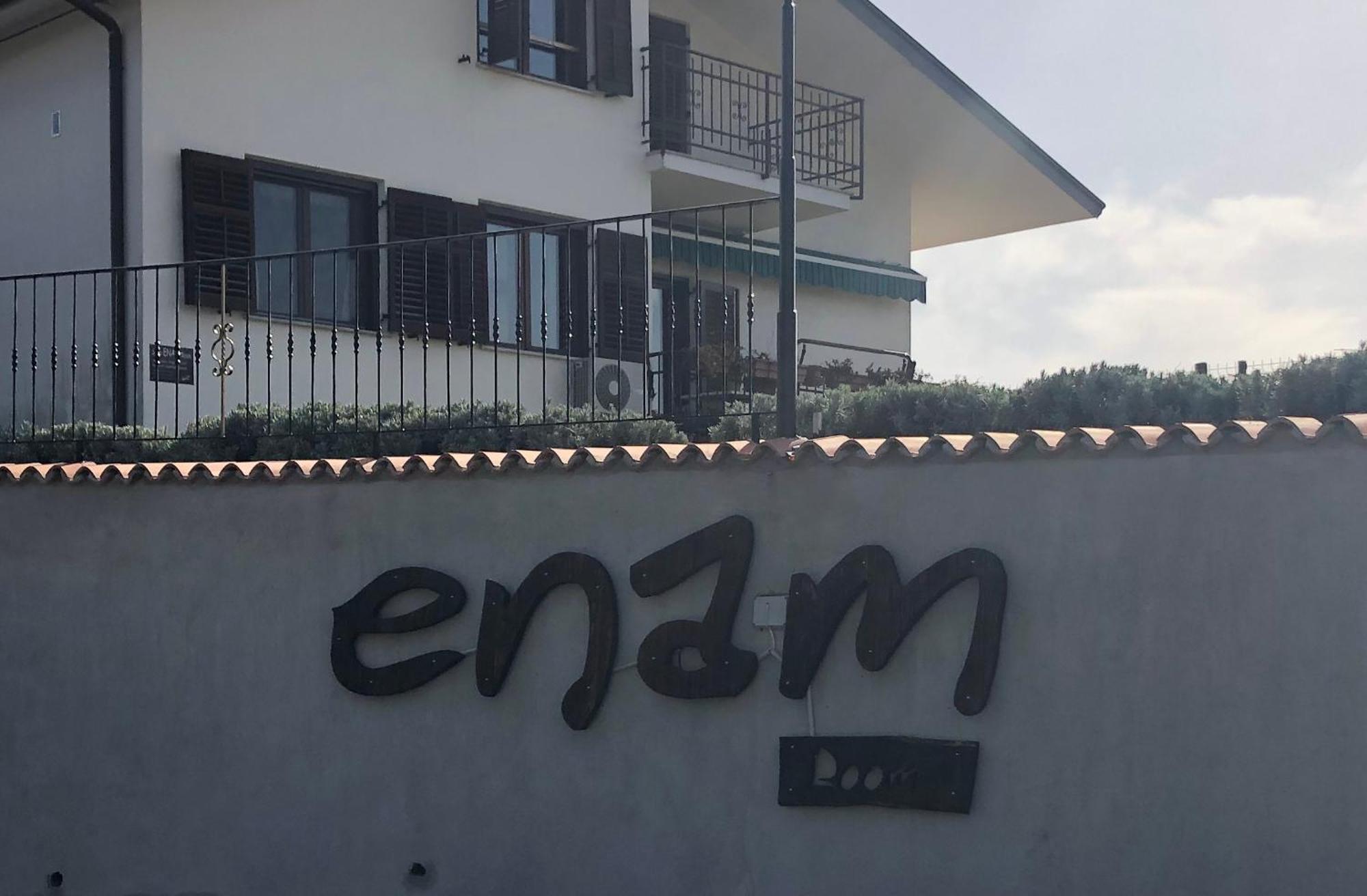 Enam Room Kojsko Buitenkant foto